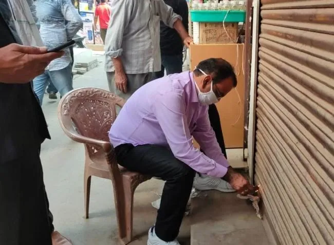 कोरोना गाइडलाइन के उल्लंघन पर पांच दुकानों को प्रशासन ने किया सील