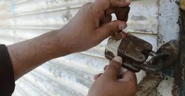 कोरोना गाइडलाइन का पालन नहीं कर रहे तीन दुकान सील और छह को नोटिस