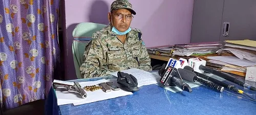 मानव तस्कर के आरोपी मनोज कुमार सहित पत्नी गिरफ्तार, कई सामान बरामद