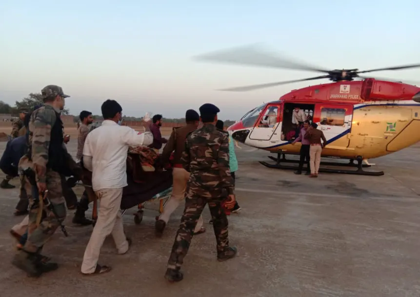 गुमला के जंगल में माओवादियों के लगाए आइइडी ब्लास्ट में पशु चरा रहे युवक का पैरा उड़ा