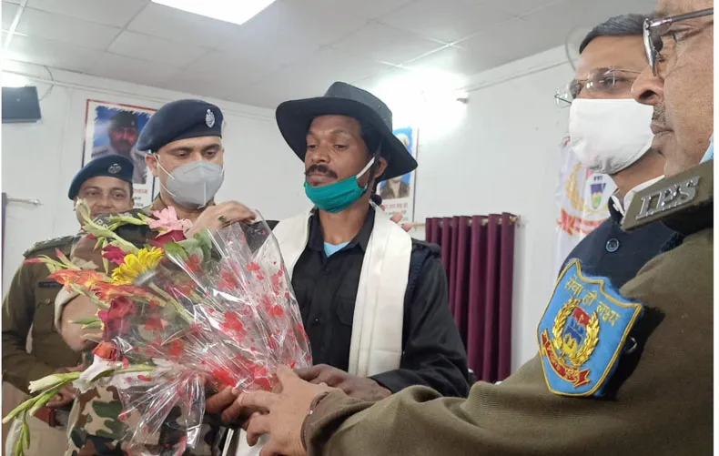 भाकपा माओवादी के 10 लाख के इनामी जीवन कंडुलना ने पुलिस-प्रशासन के सामने किया सरेंडर