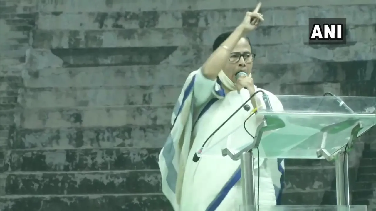 बहू को सीबीआइ नोटिस पर ममता बनर्जी की दहाड़, चूहों से लड़ाई में नहीं डरूंगी, बंदूक से लड़ चुकी हूं