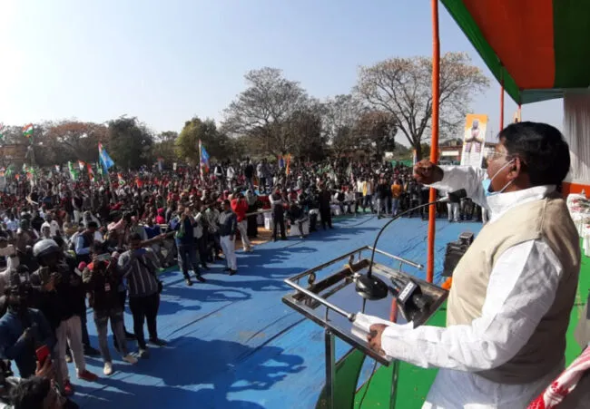 रामेश्वर उरांव ने खुद को ‘बिहारी’ बताते हुए दिया नया नारा, ‘कोई कहीं से आए दोना दो, लेकिन कोना मत दो’