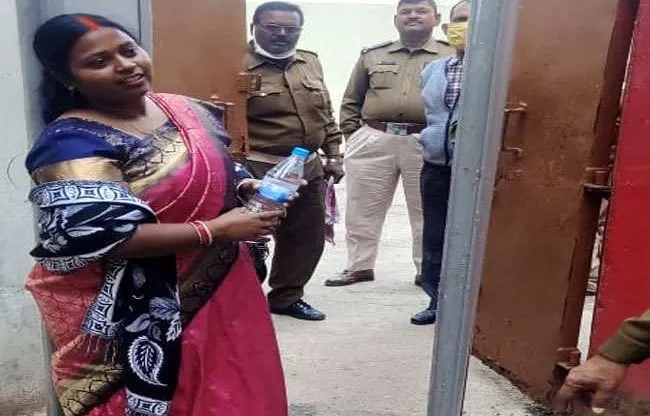 झारखंड : CM हेमंत सोरेन के काफिले को रोक हंगामा करने की आरोपी पार्षद रौशनी खलखो ने किया सरेंडर