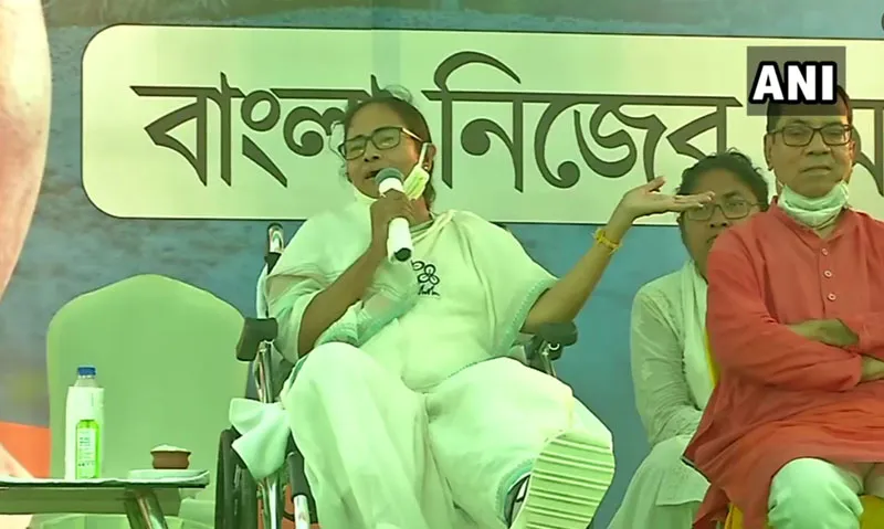 ममता बनर्जी के गोत्र पर बवाल, ओवैसी बोले – तृणमूल व भाजपा सांप्रदायिक राजनीति कर रही है