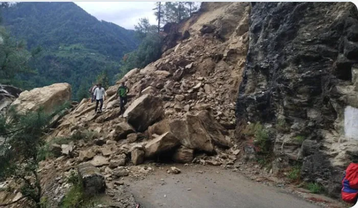 हिमाचल प्रदेश, उत्तराखंड व जम्मू कश्मीर में भारी बारिश से हालात बिगड़े, कार-दुकान बहे