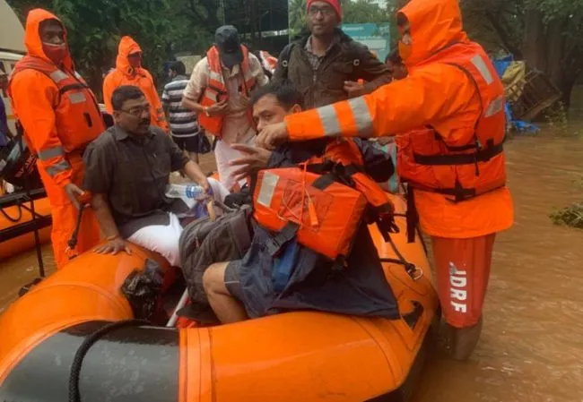 महाराष्ट्र में बारिश और बाढ से कम से कम 136 की मौत, बढ सकते हैं आंकड़ें, जानें अपडेट
