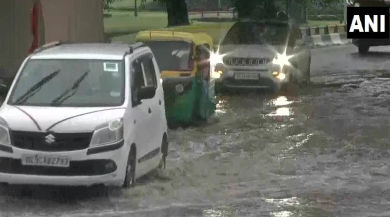 झमाझम बारिश से सराबोर हुई दिल्ली, कई जगह जलजमाव तो कई जगह जाम