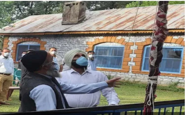 हिजबुल कमांडर बुरहान वाानी के शिक्षक पिता ने स्कूल में फहराया राष्ट्रध्वज तिरंगा