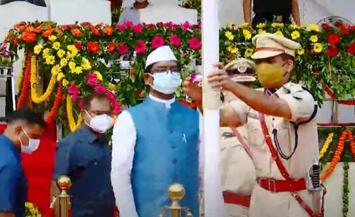 झारखंड : सीएम हेमंत ने मोरहाबादी तो गवर्नर बैस ने दुमका में किया झंडोत्तोलन, जाने राज्यं सरकार की अहम घोषणाएं