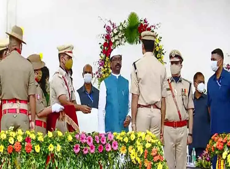 मुख्यमंत्री हेमंत सोरेन ने 33 पुलिसकर्मियों को पुलिस पदक से किया सम्मानित