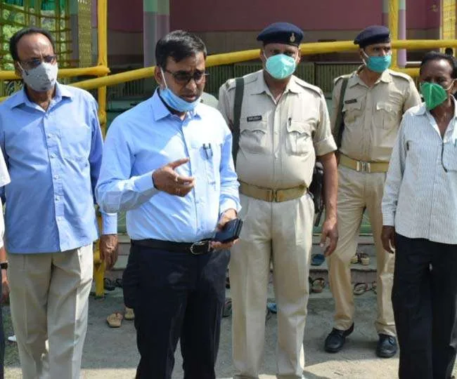 धनबाद में लड़कियों पर लाठियां बरसाने वाले एसडीएम सुरेंद्र कुमार का विवादों से है पुराना नाता, हटाने की चौतरफा मांग, Video