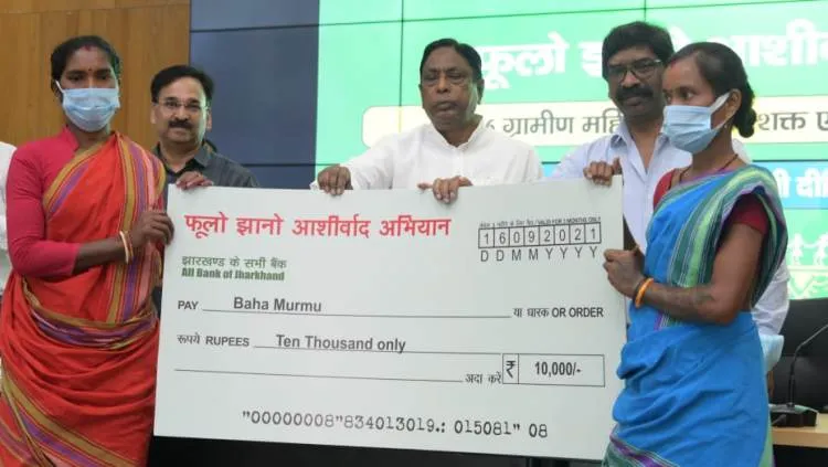 हेमन्त सोरेन ने फूलो झानो आशीर्वाद योजना की लाभुकों से किया सीधा संवाद