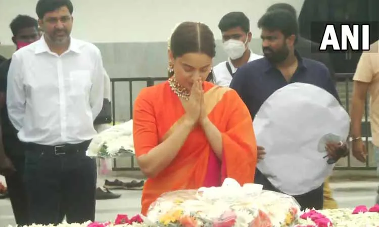 अभिनेत्री कंगना राणावत ने अपनी फिल्म थालाविलि के रिलीज से पहले जयललिता की समाधि पर चढाये फूल, टेका माथा