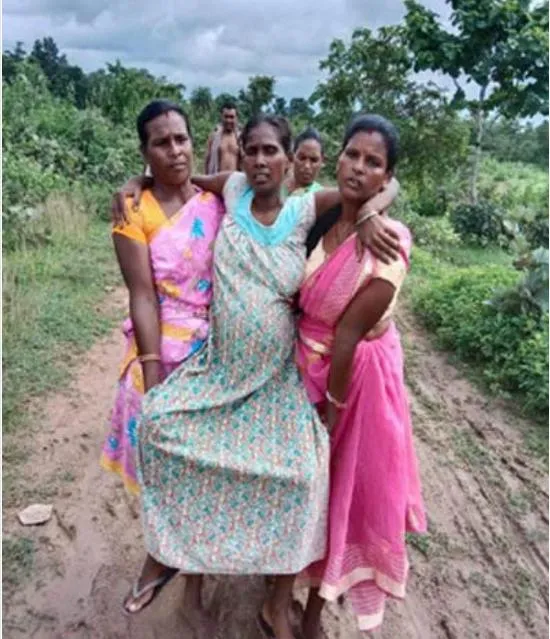 सरकार के गांव-गांव तक सुविधा पहुँचाने के खोखले वायदों और उपलब्धियों की पोल खोल रही यह तस्वीर