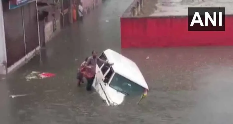 भारी बारिश से देश के कई हिस्सों में आफत, बिहार में दरभंगा-समस्तीपुर सेक्शन पर रेल परिचालन रोका गया