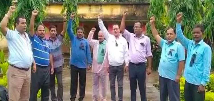 रामेश्वर उरांव के विरोध में सरकारी स्कूल के शिक्षक
