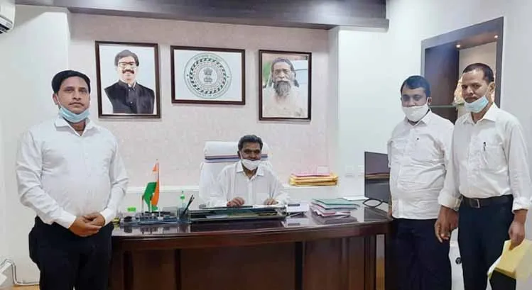 लॉयर्स फोरम ने जगरनाथ महतो को ज्ञापन सौंप एडवोकेट प्रोटेक्शन एक्ट लागू करने की रखी मांग