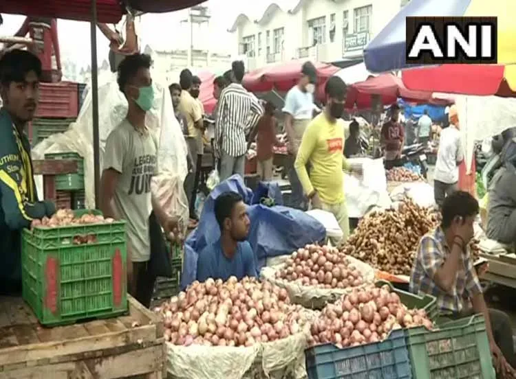 महंगाई की चौतरफा मार, प्याज के दाम बढे, सब्जियां भी हुईं महंगी, पेट्रोलियम की कीमतें और चढीं