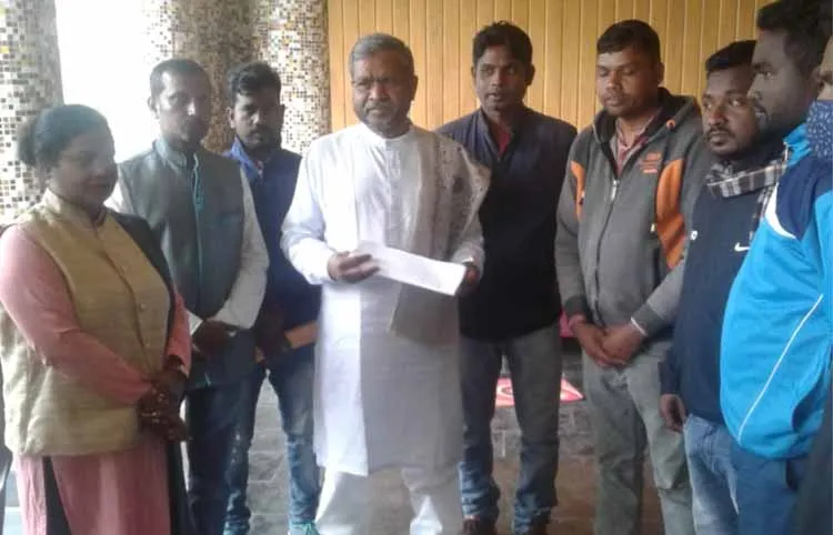 मनरेगा की संविदा नियुक्ति में आदिवासी वर्ग के 20 पद घटा कर सामान्य में जोड़ा गया, मरांडी को सौंपा ज्ञापन