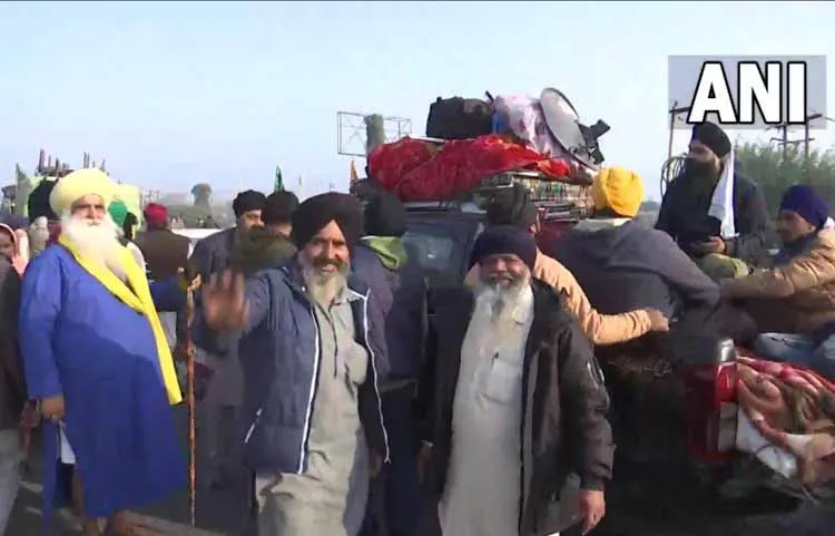 जश्न मनाने के साथ किसान आंदोलनकारी लौटने लगे घर, टिकैत बोले हम अभी 15 तक टिके रहेंगे