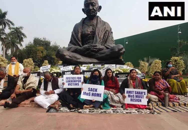 अजय मिश्रा टेनी को मंत्री परिषद से बर्खास्त करने की मांग पर अड़ा विपक्ष, लखनऊ में प्रदर्शन