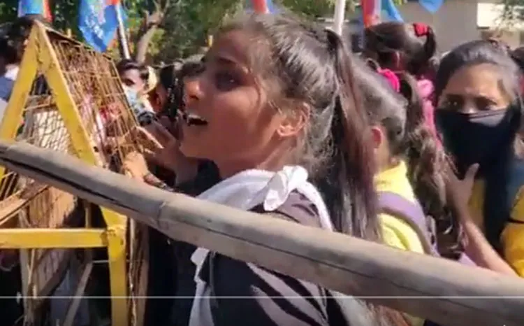 मध्यप्रदेश की आदिवासी लड़की निर्मला जो अपनी दमदार बातों से चर्चित हो गयी, जानें कौन हैं वो, Video