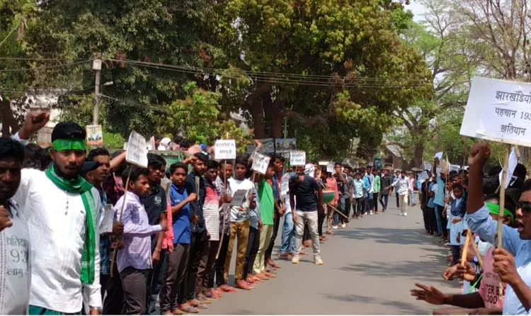 नियोजन नीति व 1932 के खतियान को लेकर सीएम हेमंत के बयान पर पुतला दहन कार्यक्रम