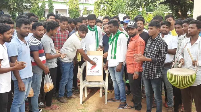 द्रौपदी मुर्मू के राष्ट्रपति बनने पर दुमका में छात्र समन्वय समिति ने मनाया जश्न