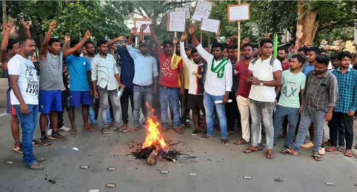 JSSC JE परीक्षा रद्द करने की मांग को लेकर दुमका में छात्रों ने किया प्रदर्शन