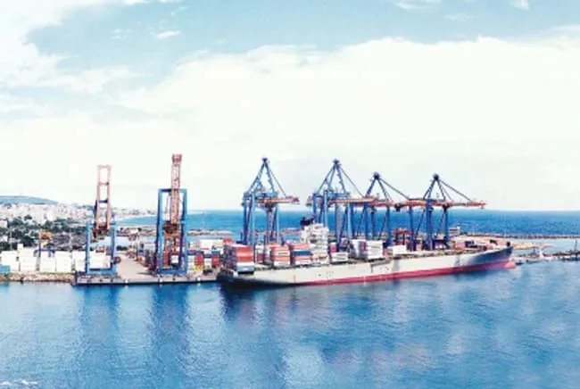 नावों के साथ मछुआरों ने विजाग कंटेनर टर्मिनल पर विरोध प्रदर्शन किया