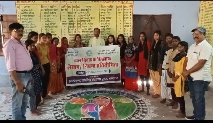 महुदा की किशोरियों ने रंगोली के माध्यम से बाल विवाह के खिलाफ आवाज किया बुलंद