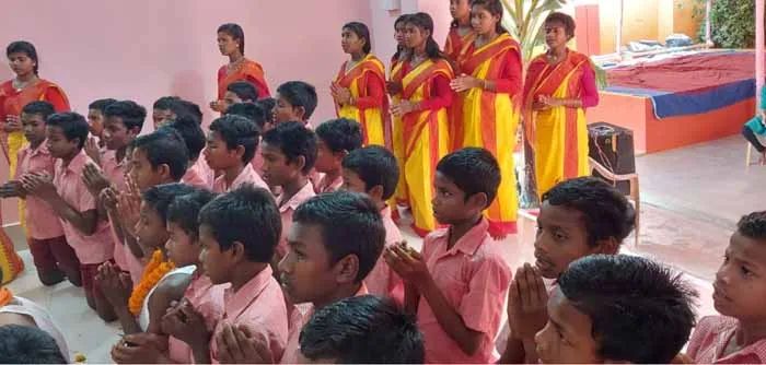 स्वामी प्रणबानंद सेवा मिशन में नवमी पूजा में उमड़ी भक्तों का भीड़