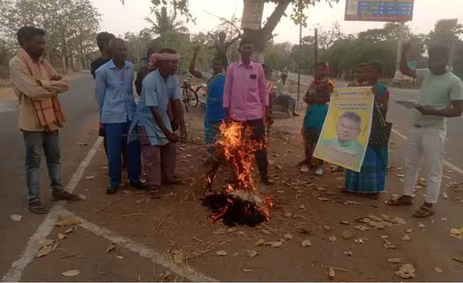 आदिवासी सेंगल अभियान ने भीम प्रसाद मंडल का पुतला फूंका