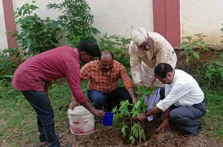 पेड़ लगा कर बचा सकते हैं वन और जीवन : डॉ रणजीत