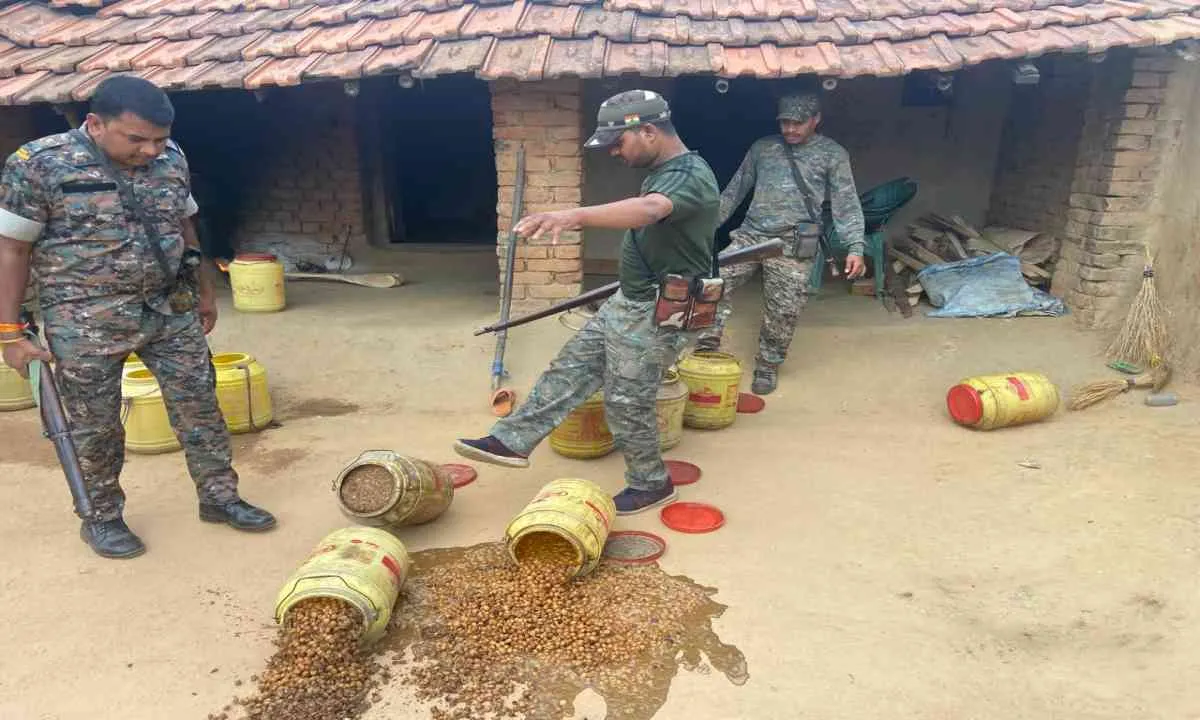 बोकारो: चंदनकियारी में अवैध शराब बनाने वालों पर पुलिस की छापेमारी