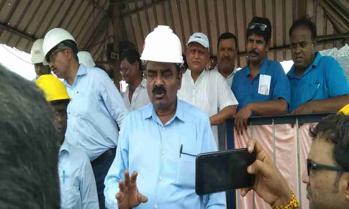 बोकारो: सीसीएल सीएमडी ने किया बीएंडके क्षेत्र का निरीक्षण, कोयला उत्पादन व प्रेषण बढ़ाने का दिया निर्देश 