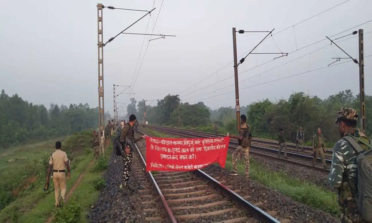 भाकपा माओवादी के द्वारा कोल्हान बंद का व्यापक असर, पांच घंटे तक रही ट्रेनों का परिचालन बंद