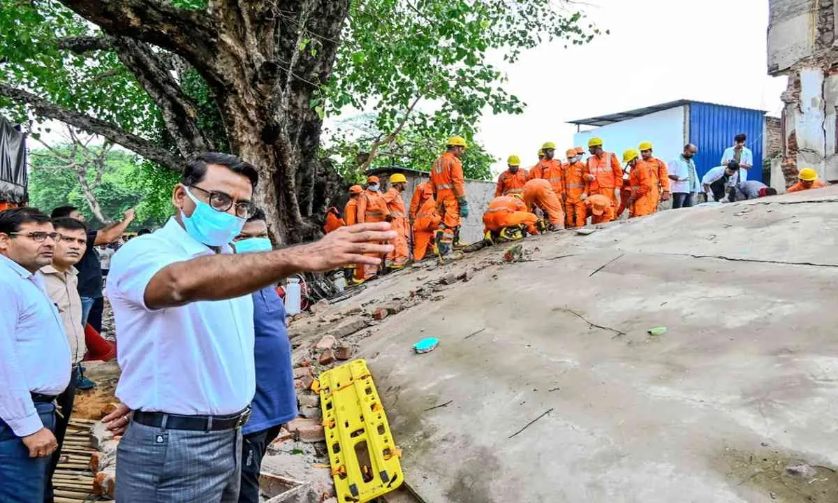 देवघर: शिवगंगा के निकट पुराने मकान का आगे का हिस्सा ध्वस्त, कई लोगों के फंसे होने की आशंका