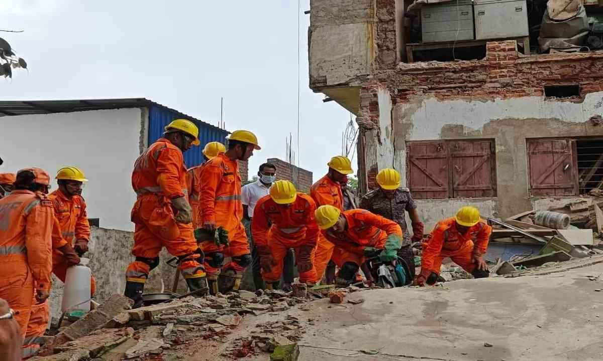 देवघर में शिवगंगा के निकट पुराने मकान का आगे का हिस्सा ध्वस्त, कई लोगों के फंसे होने की आशंका   