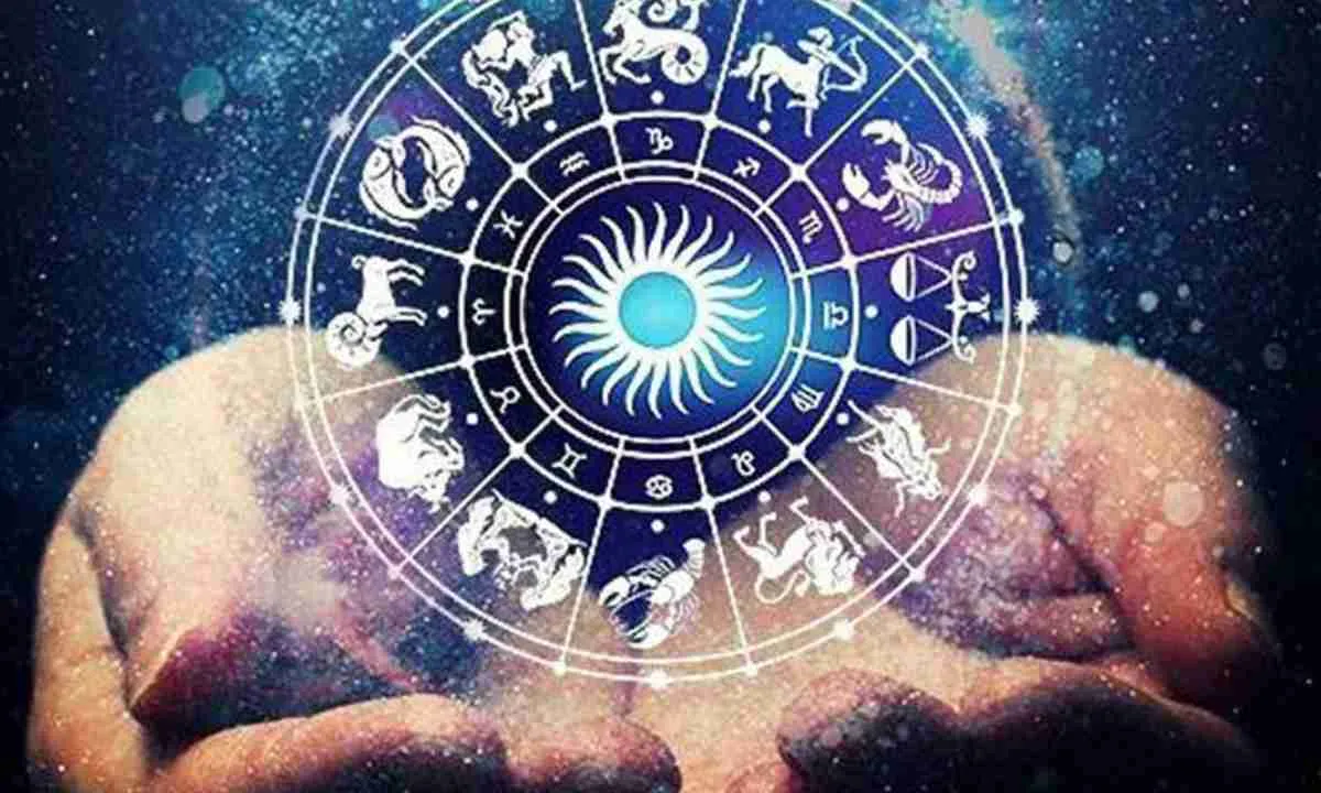 Horoscope: चंद्रमा का प्रभाव, राशियों पर बदलाव: जानें आज क्या कह रहे हैं आपके सितारे