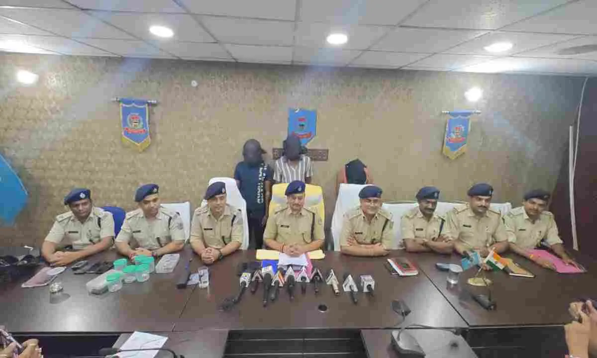 बोकारो: चोरी के कई मामलों का पुलिस ने किया उदभेदन, मोबाइल फोन व आभूषण समेत तीन आरोपी गिरफ्तार