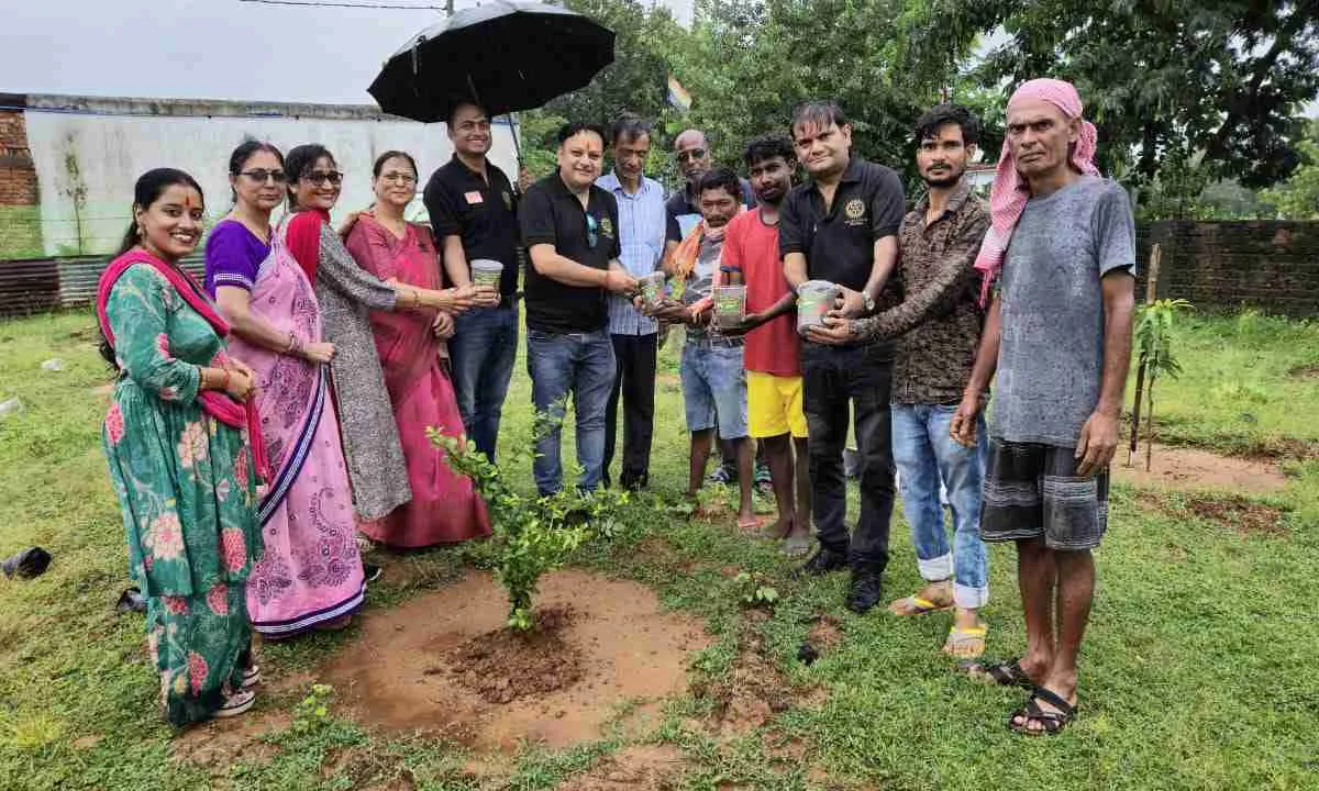 कोडरमा: रोटरी क्लब ने किया फलदार पौधों का रोपण व वितरण 