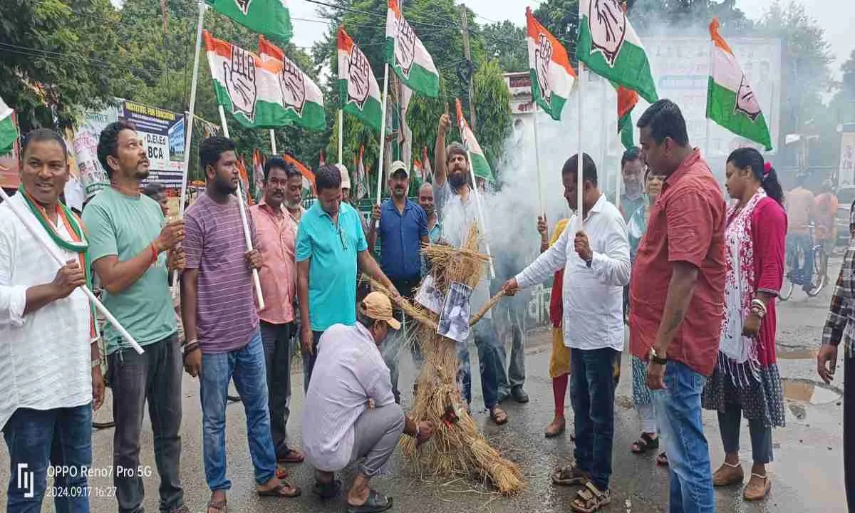 चाईबासा: केंद्रीय मंत्री रणवित सिंह बिट्टू एवं शिवसेना विधायक संजय गायकवाड़ का कांग्रेसियों ने फूंका पुतला