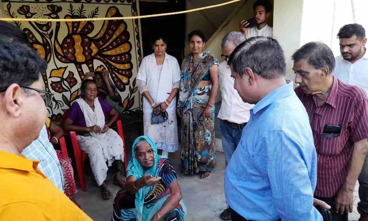 Koderma News: वृद्धा आश्रम में मेडिको विधिक जागरूकता शिविर सह मेडिकल चेकअप कैंप का आयोजन