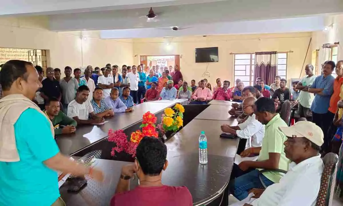 Chaibasa News: मंत्री दीपक बिरुवा ने झामुमो पंचायत कमेटी संग की बैठक, दिए कई दिशा निर्देश