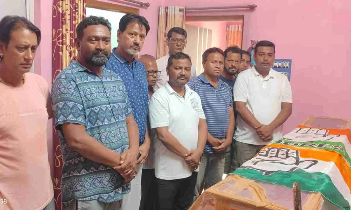 Chaibasa News: पंचतत्व में विलीन हुए बबलू कुमार रजक, कांग्रेसियों ने दी श्रद्धांजलि