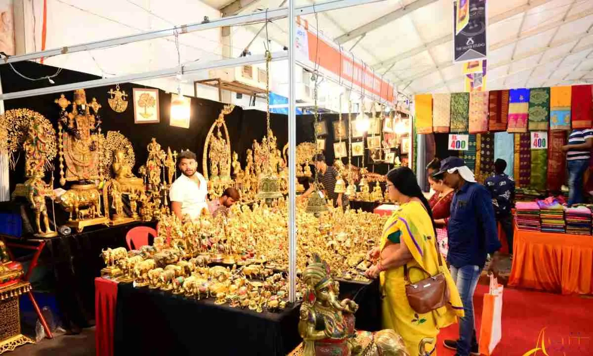 Ranchi News: एक्सपो उत्सव के दूसरे दिन ग्राहकों की उमड़ी भीड़, जमकर हो रही खरीदारी