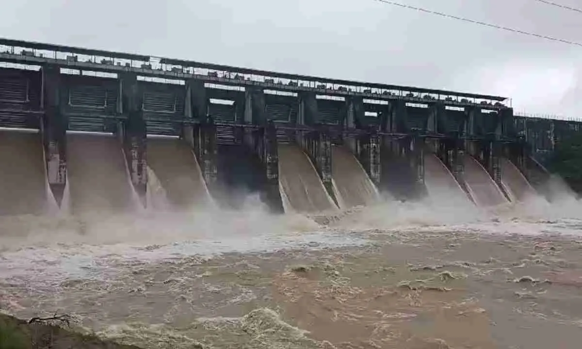 बोकारो: तेनुघाट डैम का जलस्तर बढ़ा, खोले गए आठ रेडियल फाटक 