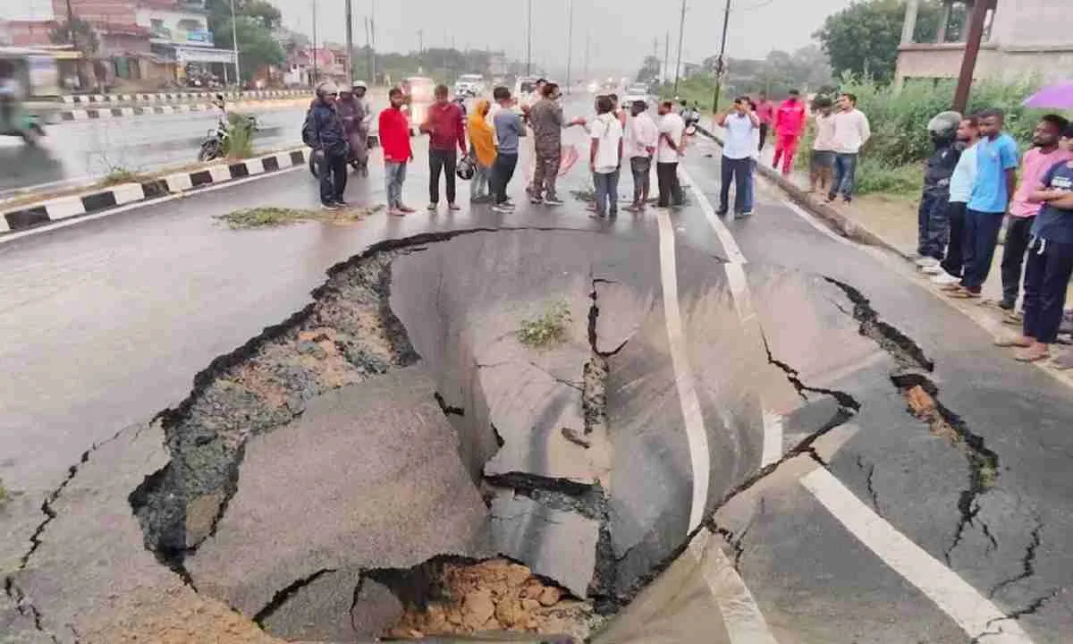 हल्की बारिश में ही धंस गयी 8 लेन वाली सड़क, सीएम हेमंत ने 21 दिन पहले किया था उद्घाटन 